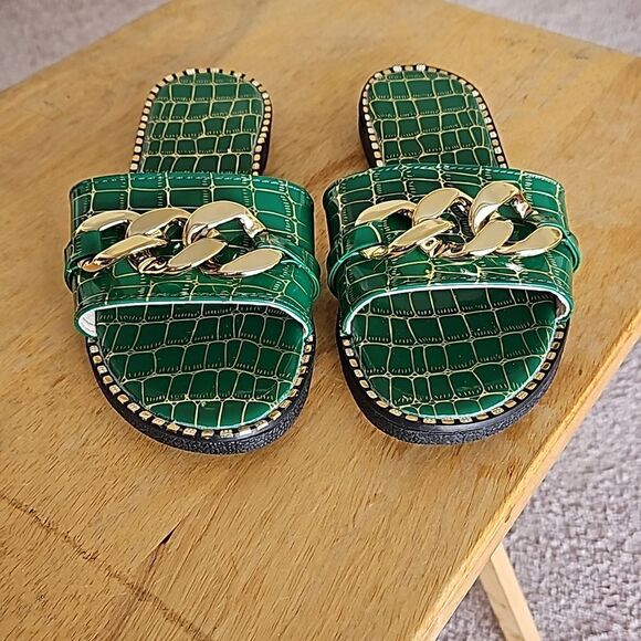 NWOT Emerald green flat outdoor slippers with gold metal chain - Picture 7 of 7